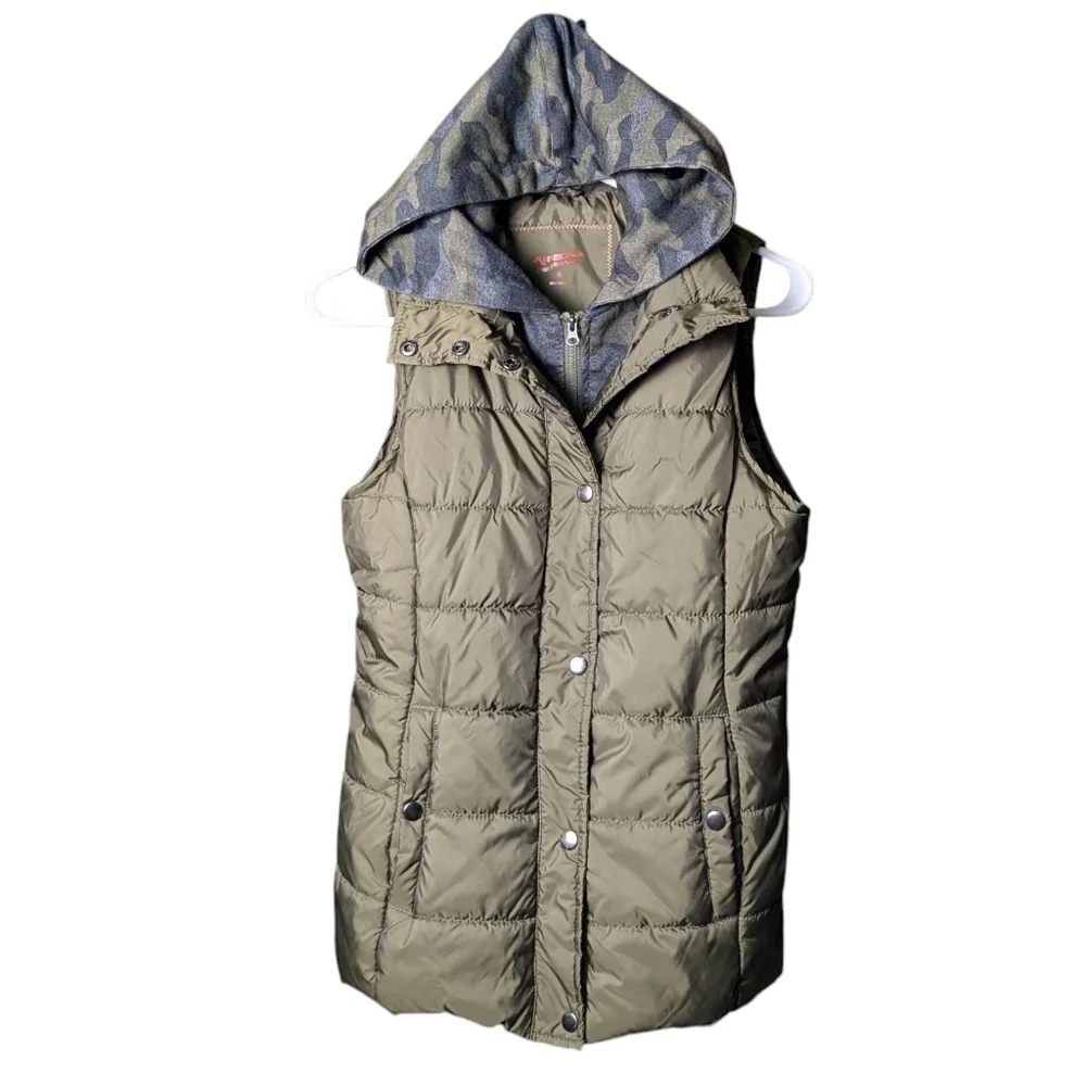 Arizona Jeans Olive Green Camo Hooded Puffy Puffer Vest Zipper Layered Like New